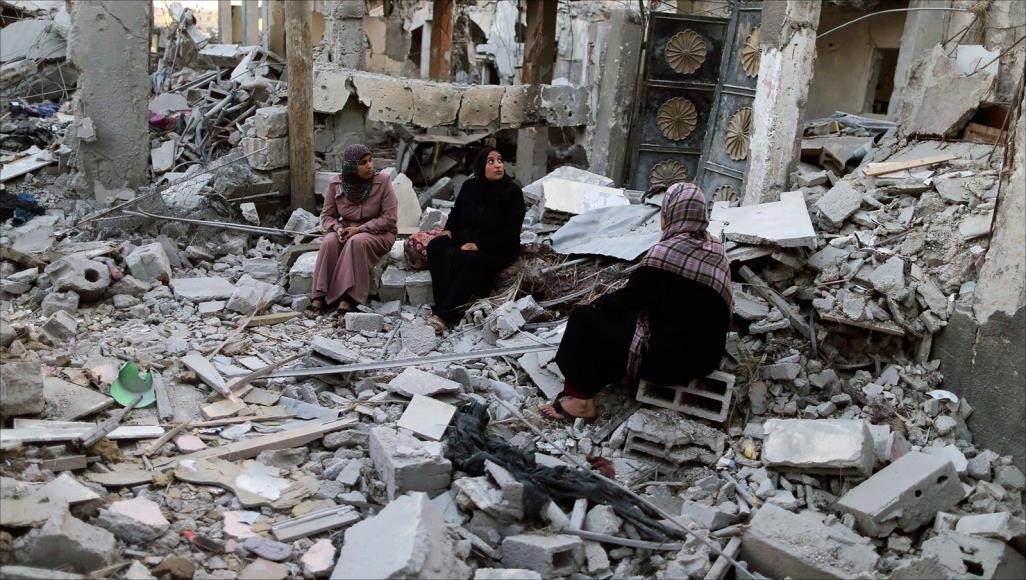آثار الدمار إثر قصف إسرائيلي على منازل في بيت حانون شمال غزة قبل البارحة (رويترز)