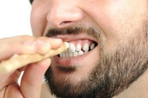 miswak-300x199 عادات يومية تؤثر على الصحة سلباً عليك تجنبها