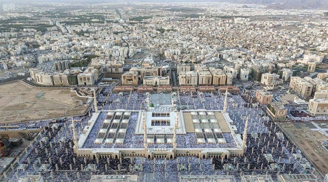 امتلاء ساحات الحرمين الشريفين صلاة