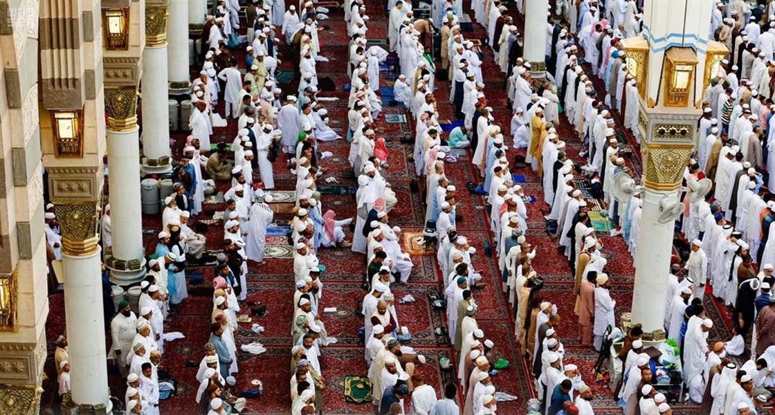امتلاء ساحات الحرمين الشريفين صلاة