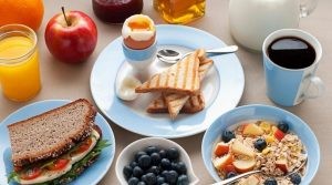 3-healthy-breakfast-300x167 عادات يومية تؤثر على الصحة سلباً عليك تجنبها