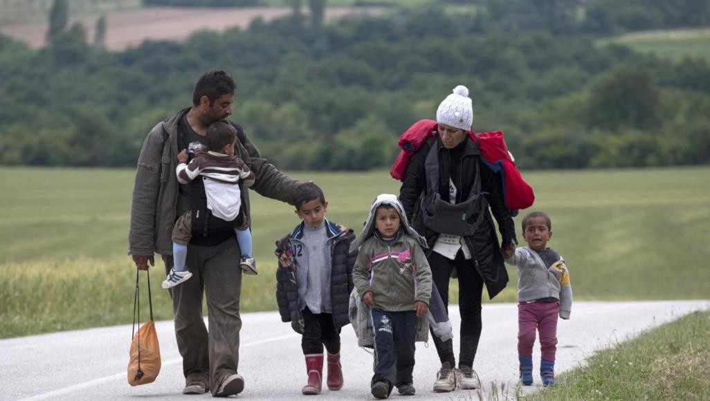أب يسير بعائلته نحو أوروبا هربا من الحرب الدائرة في بلده (الأوروبية)